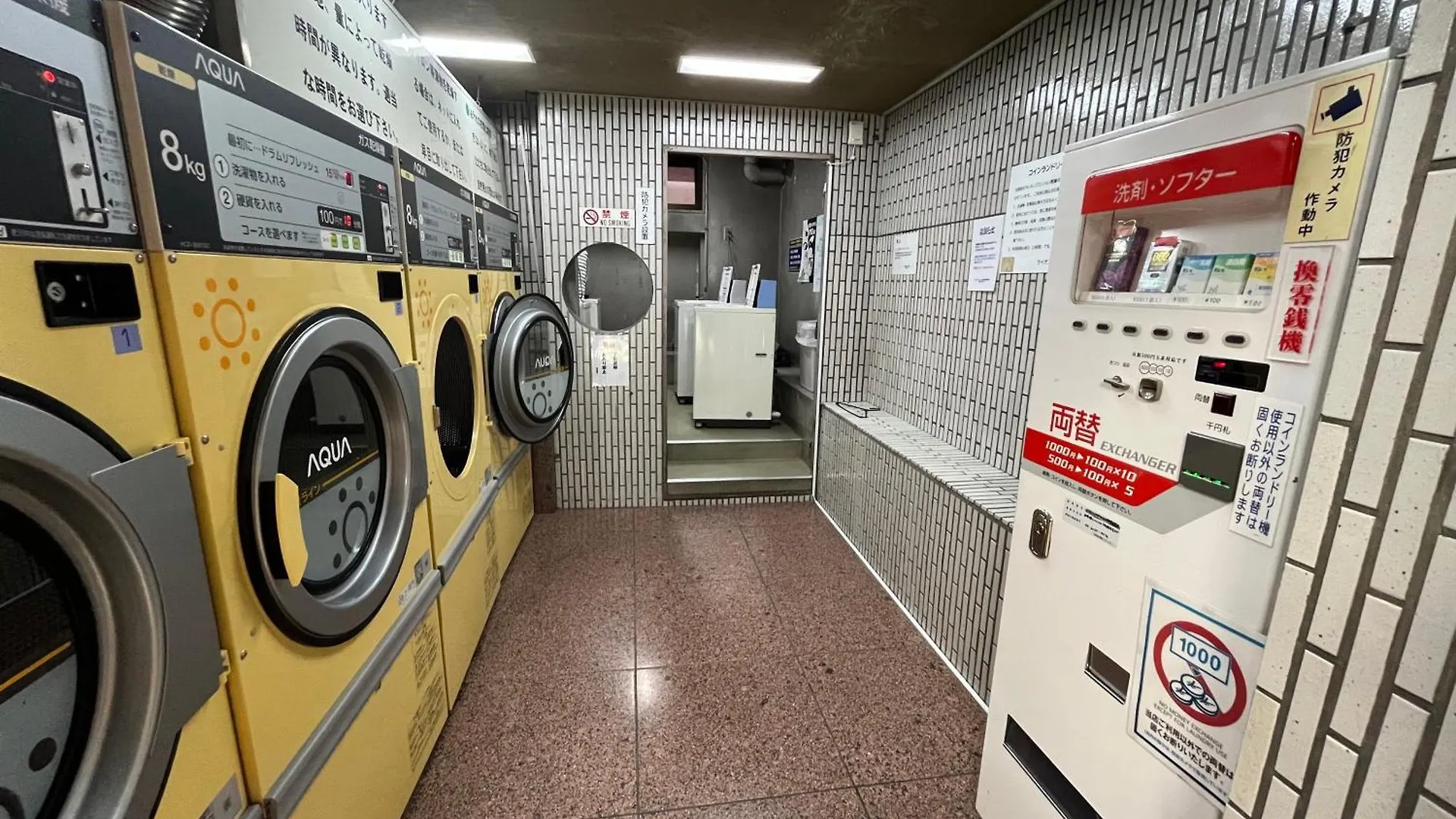 新宿 シングルルーム 複数ベッド、キッチン、ダイニングテーブル完備、短期、中期滞在に最適。 Tokyo